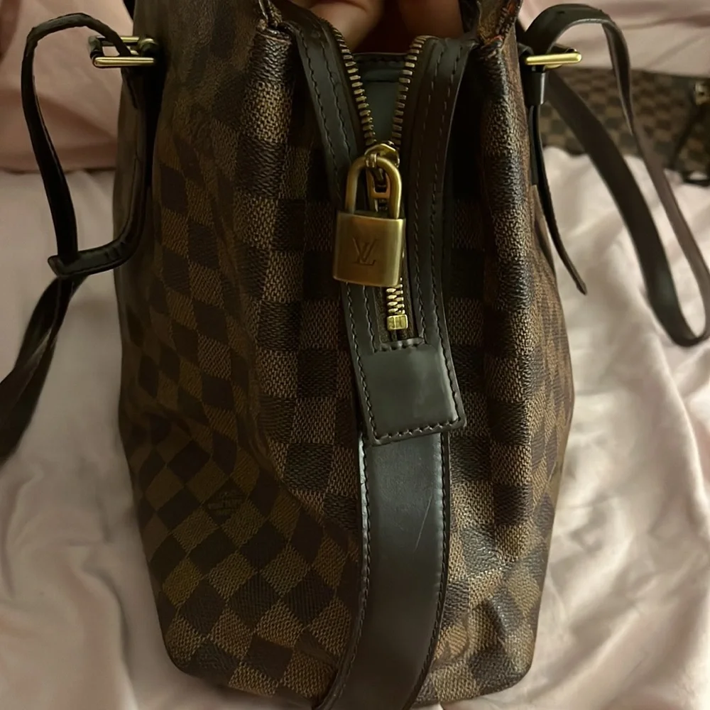 Authentic LV purse large. Good condition. Serial number is SO898. - Picture 4 of 17